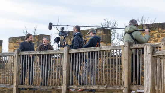 La séquence à Guédelon a été tournée en décembre 2025, alors que le château avait fermé ses portes au public. Photo : Xavier DUCORDEAUX