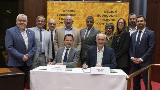 Jérôme Durain et Vincent Lavier signent la convention, entourés du vice-président à l’agriculture, Christian Morel, des conseillers régionaux délégués à l’agriculture, Fabrice Voillot et Gilles Demersseman, et des présidents de tous les groupes politiques de la Région. Photo : David Cesbron