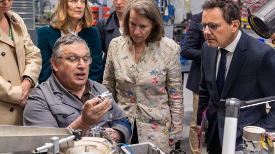 Tania Cavassini s’est montrée très intéressée par les technologies développées par l’entreprise Roland Bailly. Photo Xavier Ducordeaux