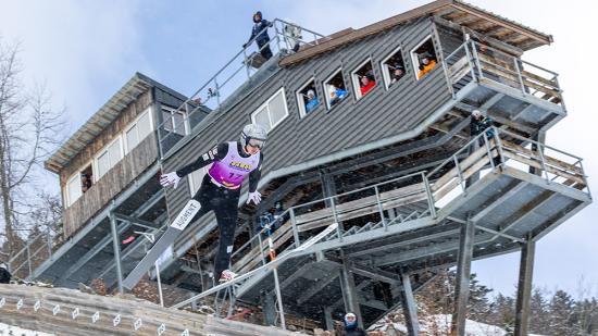 Marco Heinis, membre de l’Olympique Mont-d’Or (Doubs) et de l’équipe de France de combiné nordique, ici sur le tremplin du stade nordique des Tuffes (Jura) en mars dernier. Photo : Xavier Ducordeaux