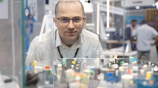 Stéphane Gey, responsable du pôle médical, présente les micro-pièces plastiques fabriquées aux Fins. Photo : Xavier Ducordeaux