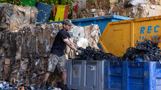 Le chantier de caractérisation des déchets de l’entreprise Jeantet Elastomères, à Saint-Claude. Photo : Julie Boissenin