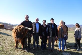 Christian Morel, Stéphanie Modde et Eric Houlley (2e, 3e et 4e en partant de la gauche) en viste à la Ferme du Breuillet (70) - Crédit Océane Lavoustet