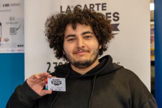 Anouar a sa carte Avantages Jeunes : il ne se passe pas une semaine sans qu’il ne l’utilise. Photo : Xavier Ducordeaux.