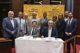 Jérôme Durain et Vincent Lavier signent la convention, entourés du vice-président à l’agriculture, Christian Morel, des conseillers régionaux délégués à l’agriculture, Fabrice Voillot et Gilles Demersseman, et des présidents de tous les groupes politiques de la Région. Photo : David Cesbron