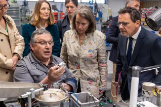 Tania Cavassini s’est montrée très intéressée par les technologies développées par l’entreprise Roland Bailly. Photo Xavier Ducordeaux