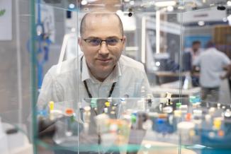 Stéphane Gey, responsable du pôle médical, présente les micro-pièces plastiques fabriquées aux Fins. Photo : Xavier Ducordeaux