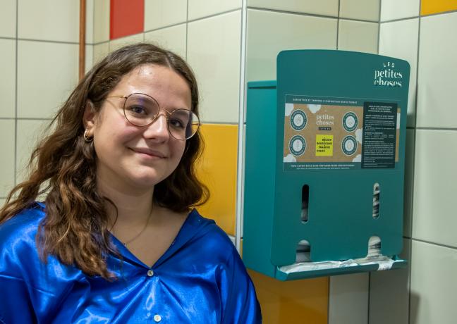 A Tonnerre (89), Clara découvre le nouveau distributeur de protection menstruelle dans les toilettes de son lycée