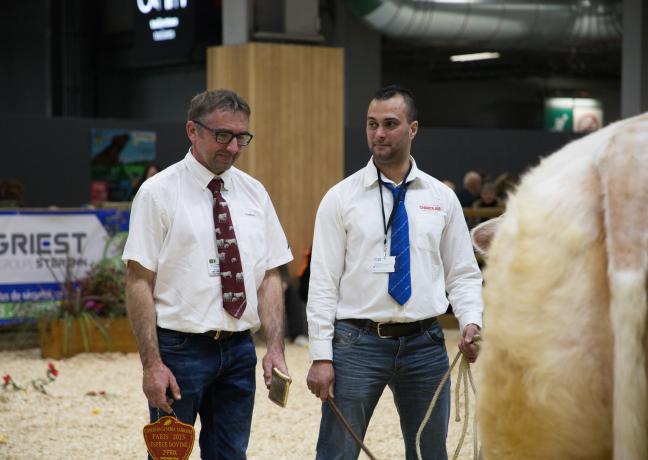 Éric Lacombre et sa Charolaise Savane participaient au grand concours général agricole Éric Lacombre et sa Charolaise Savane participaient au grand concours général agricole