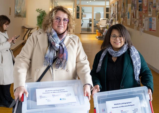 Ils et elles sont venues des 4 coins de la région pour réceptionner leur mallette pédagogique sur les femmes et les microtechniques. Photo : Ilyass Bennani Ils et elles sont venues des 4 coins de la région pour réceptionner leur mallette pédagogique sur les femmes et les microtechniques. Photo : Ilyass Bennani