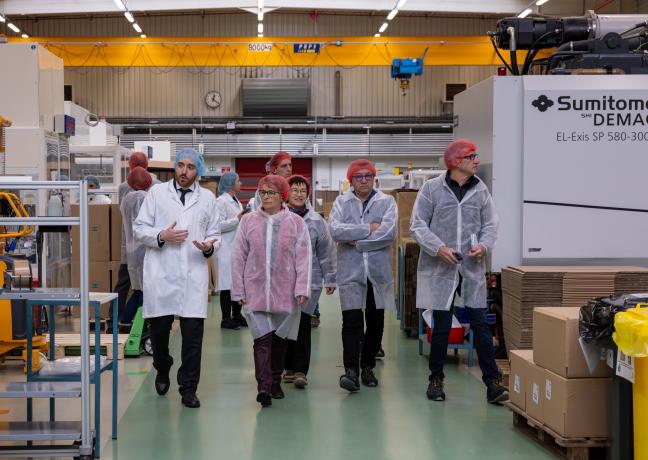 Benoit Hébert, directeur financier de l’entreprise, Marie-Guite Dufay, présidente de la Région  et Jean-Paul Duthion, le maire d’Orgelet ont pris part à la visite de l’entreprise. Photo : Xavier Ducordeaux.