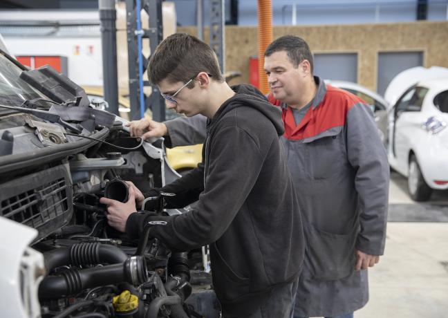 Formation en maintenance véhicules au lycée Hippolyte Fontaine à Dijon - Photo David Cesbron