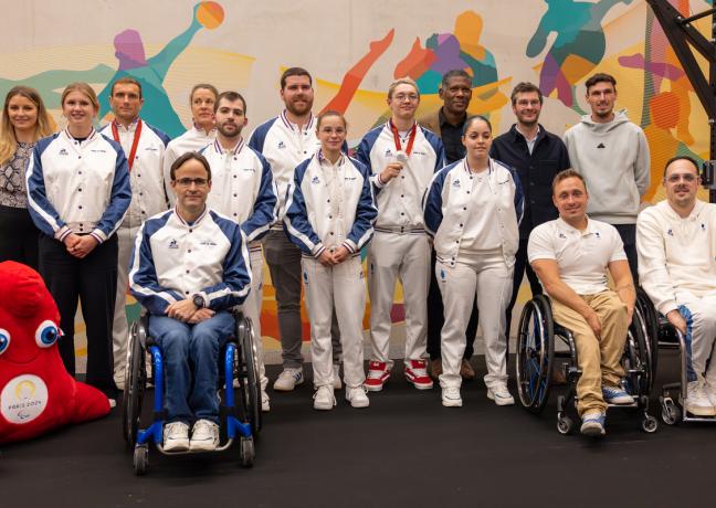 Nos athlètes régionaux posent en famille, avec ou sans médaille autour du cou. Photo : Xavier Ducordeaux.