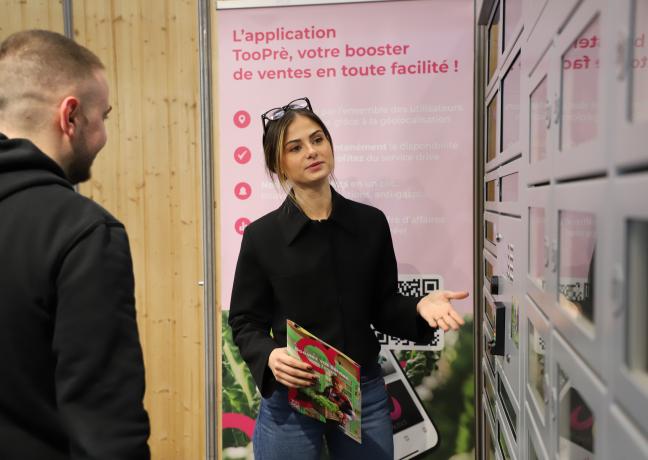 La société TOOPRÈ, à Amagney (25), propose une solution innovante pour faciliter l’accès aux produits locaux : des distributeurs automatiques connectés et réfrigérés - Crédit photo Alice Gindro