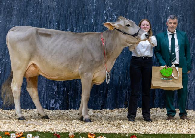 La vache Tisa et sa meneuse Elsa remportent le premier prix de section en catégorie 1B. Photo Xavier Ducordeaux La vache Tisa et sa meneuse Elsa remportent le premier prix de section en catégorie 1B. Photo Xavier Ducordeaux