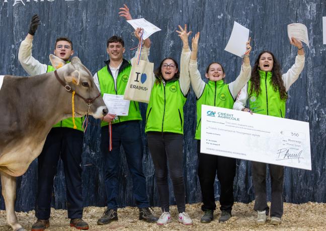 Une troisième place pour le lycée agricole La Barotte de Chatillon-sur-Seine : ça valait bien d’entamer un ban bourguignon sur le podium ! Photo : Xavier Ducordeaux Une troisième place pour le lycée agricole La Barotte de Chatillon-sur-Seine : ça valait bien d’entamer un ban bourguignon sur le podium ! Photo : Xavier Ducordeaux