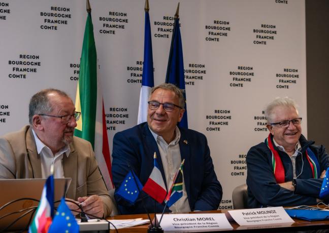 De gauche à droite, Christian Morel, vice-président de la Région en charge de l’agriculture et de l’agroalimentaire, Patrick Molinoz, vice-président en charge du numérique et de l’international, et Alan Winde, Premier ministre de la Province du Cap-Occidental - Photo DR De gauche à droite, Christian Morel, vice-président de la Région en charge de l’agriculture et de l’agroalimentaire, Patrick Molinoz, vice-président en charge du numérique et de l’international, et Alan Winde, Premier ministre de la Province du Cap-Occidental - Photo DR