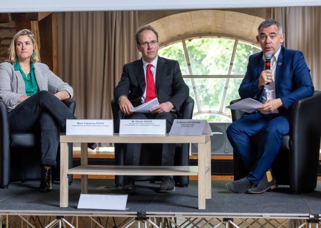 Fabienne Puyo (administratrice de Réserves Naturelles de France), Olivier David (directeur régional environnement, aménagement, logement à la DREAL) et Stéphane Woynaroski (Conseiller régional en charge de l’eau et de la biodiversité) ont animé la journée consacrée aux aires protégées. Photo : Xavier Ducordeaux Fabienne Puyo (administratrice de Réserves Naturelles de France), Olivier David (directeur régional environnement, aménagement, logement à la DREAL) et Stéphane Woynaroski (Conseiller régional en charge de l’eau et de la biodiversité) ont animé la journée consacrée aux aires protégées. Photo : Xavier Ducordeaux