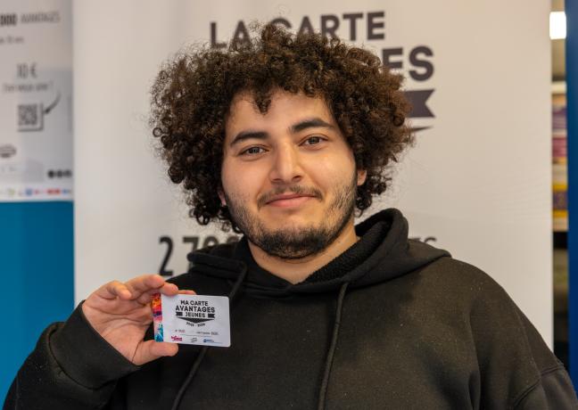 Anouar a sa carte Avantages Jeunes : il ne se passe pas une semaine sans qu’il ne l’utilise. Photo : Xavier Ducordeaux.