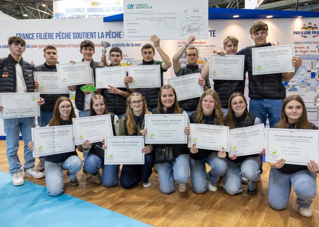 Ils ont bien fait d’y croire ! Les jeunes du lycée agricole de Montmorot repartent avec un chèque de 600 euros et une belle expérience accumulée au salon de l’agriculture. Photo : Xavier DUCORDEAUX