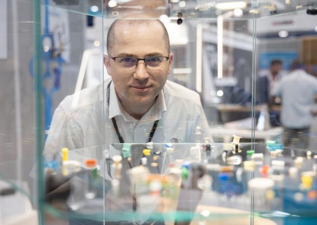 Stéphane Gey, responsable du pôle médical, présente les micro-pièces plastiques fabriquées aux Fins. Photo : Xavier Ducordeaux