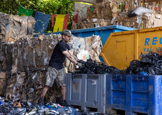 Le chantier de caractérisation des déchets de l’entreprise Jeantet Elastomères, à Saint-Claude. Photo : Julie Boissenin