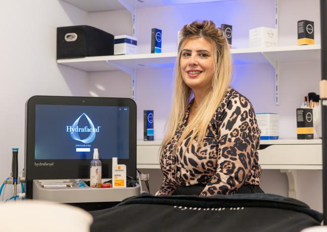 Après des années en tant que salariée, Hanane Ouddir a choisi de vivre de sa passion et de devenir cheffe d’entreprise - Photo : Xavier Ducordeaux