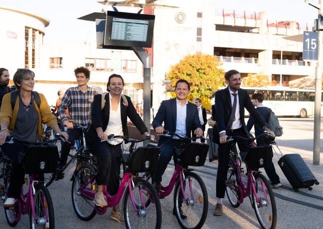 La journée a débuté sportivement par un trajet collectif à vélo depuis la gare de Dijon, sous l'impulsion de la Boîte à vélos de Chenôve, de Dijon Métropole et de DIVIA - Photo Océane Lavoustet.