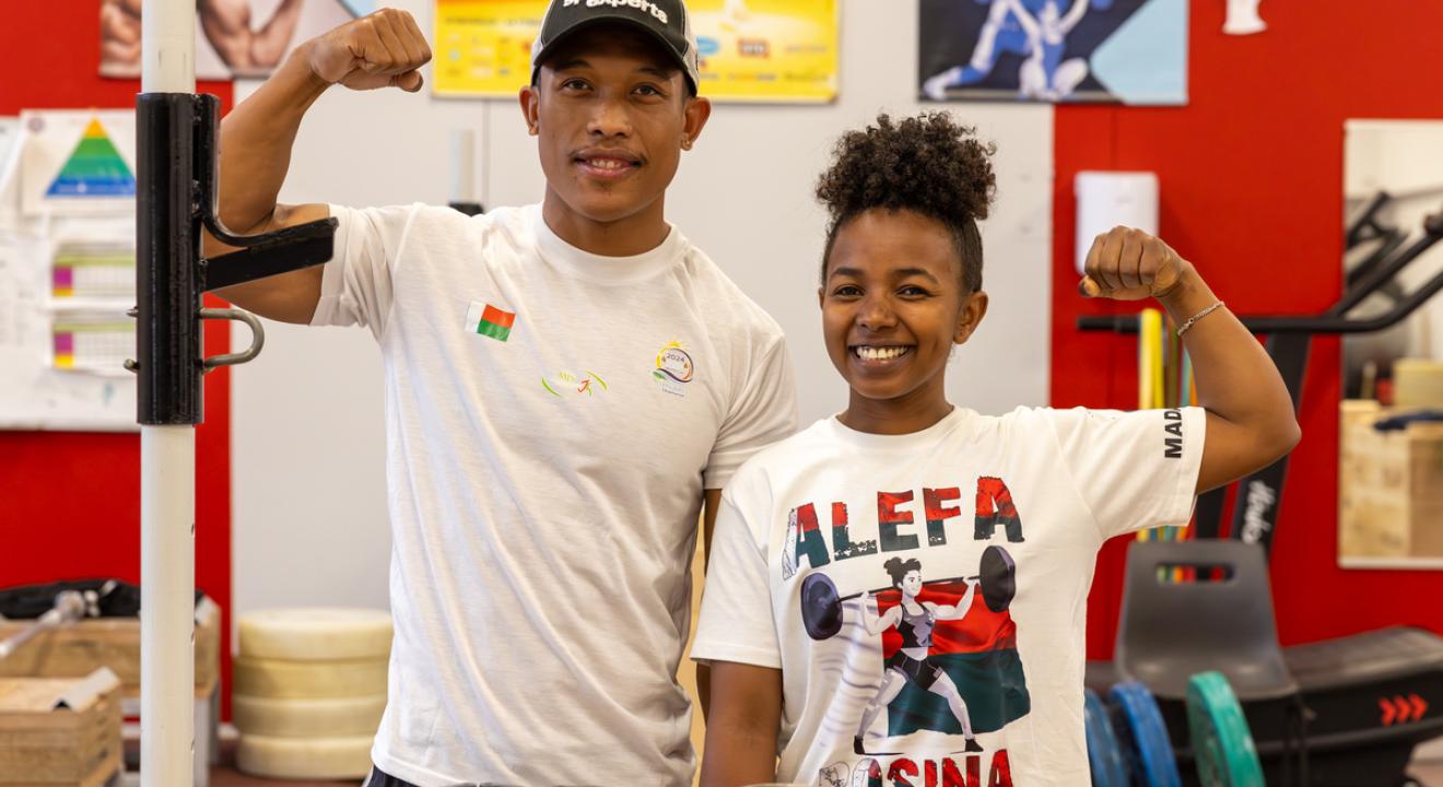 Rosina Randafiarison (à droite) sera porte drapeau de la délégation malgache à Paris. Avec son coach Tojo Andriatsitohaina, elle visera un top 8 dans la catégorie -49kg - Photo Xavier Ducordeaux
