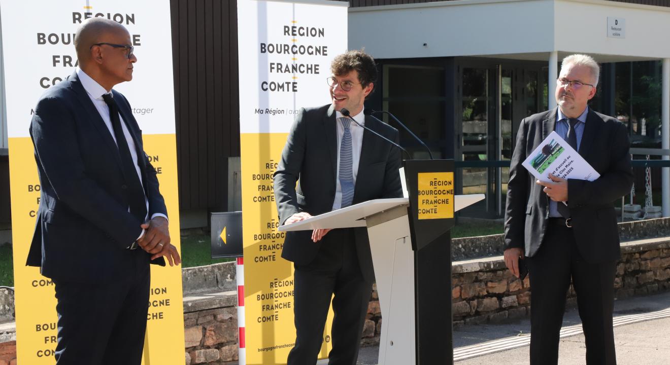 Willy Bourgeois, vice-président de la R&gion en charge des lycées, de l’offre de formation, de l’apprentissage et de l’orientation, du sport et de la communication, entouré de Pierre N'Gahane, Recteur de l'académie de Dijon, et Claude Carriot, Proviseur du lycée Clos Maire - Crédit Océane Lavoustet