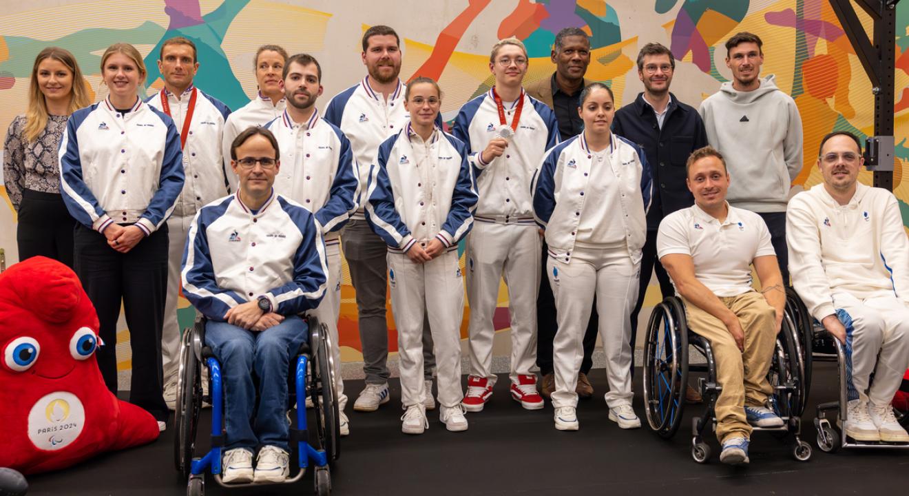 Nos athlètes régionaux posent en famille, avec ou sans médaille autour du cou. Photo : Xavier Ducordeaux.