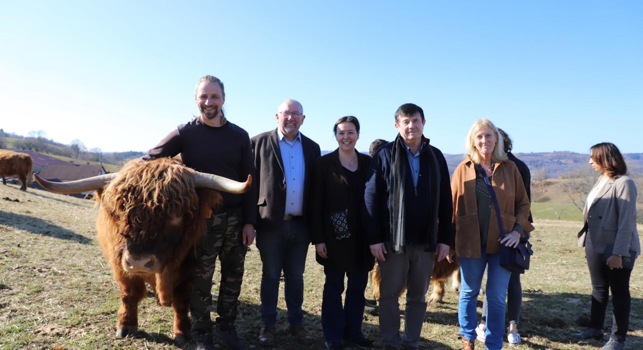 Christian Morel, Stéphanie Modde et Eric Houlley (2e, 3e et 4e en partant de la gauche) en viste à la Ferme du Breuillet (70) - Crédit Océane Lavoustet