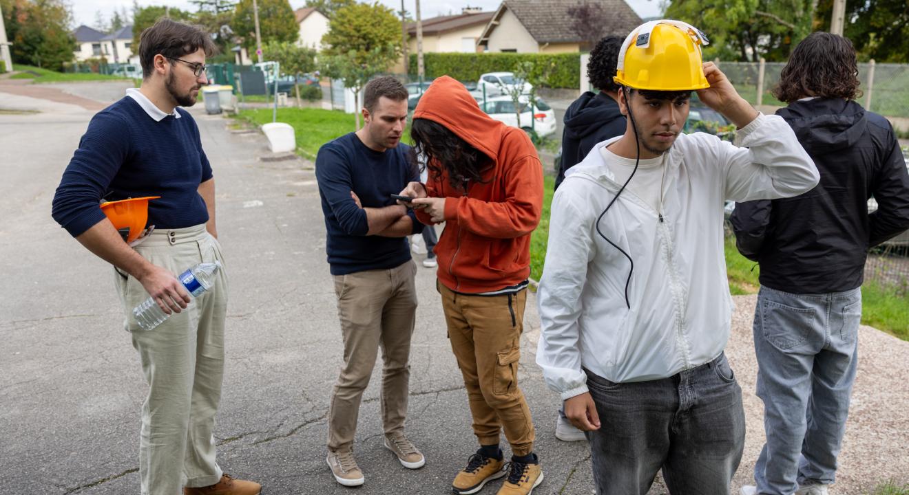 Analyse de fissures sur un mur, grâce à un casque connecté et à l’aide de l’intelligence artificielle. Photo : Xavier Ducordeaux