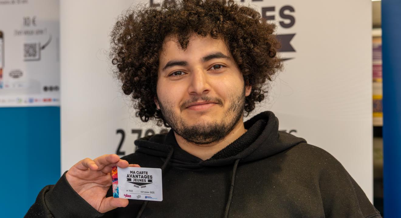Anouar a sa carte Avantages Jeunes : il ne se passe pas une semaine sans qu’il ne l’utilise. Photo : Xavier Ducordeaux.
