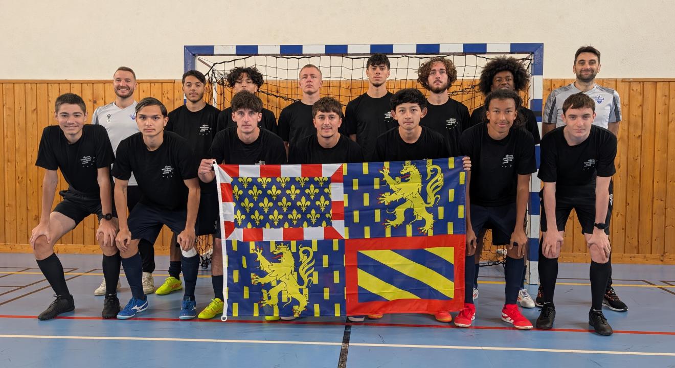 Les joueurs et arbitres de la section sportive garçons du lycée Jean-Joseph Fourier Saint-Germain à Auxerre - Photo Christophe BIDAL