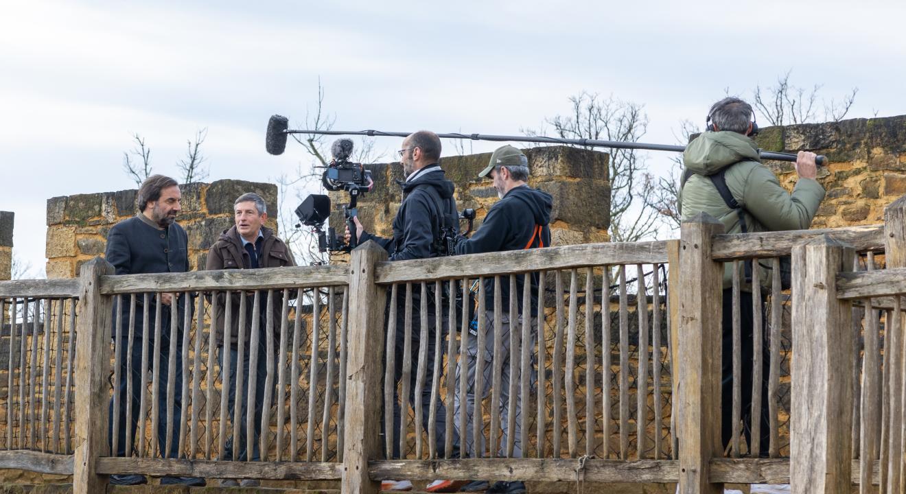 La séquence à Guédelon a été tournée en décembre 2025, alors que le château avait fermé ses portes au public. Photo : Xavier DUCORDEAUX