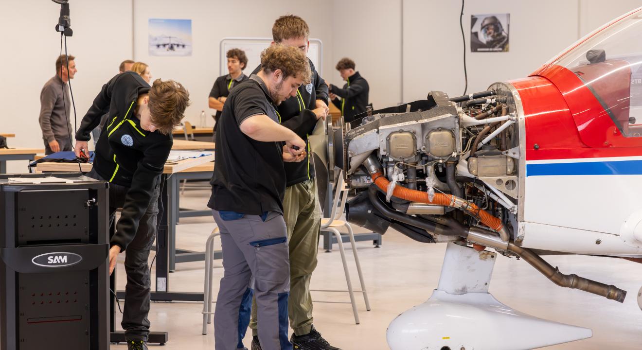 La première promotion du BTS aéronautique de Luxeuil est composée de quinze étudiants venus de toute la France - Photo Julie Boissenin