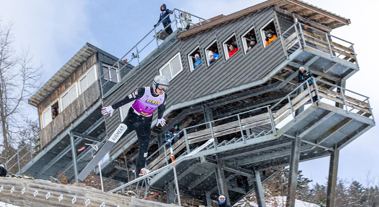 Marco Heinis, membre de l’Olympique Mont-d’Or (Doubs) et de l’équipe de France de combiné nordique, ici sur le tremplin du stade nordique des Tuffes (Jura) en mars dernier. Photo : Xavier Ducordeaux