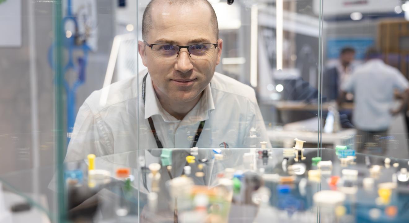 Stéphane Gey, responsable du pôle médical, présente les micro-pièces plastiques fabriquées aux Fins. Photo : Xavier Ducordeaux