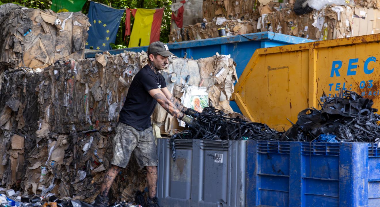 Le chantier de caractérisation des déchets de l’entreprise Jeantet Elastomères, à Saint-Claude. Photo : Julie Boissenin