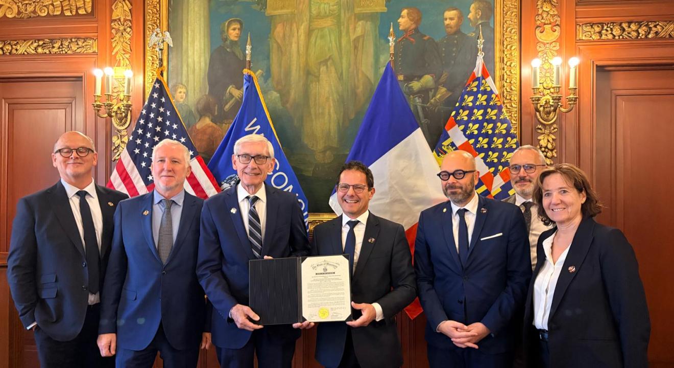 Jérôme Durain et Tony Evers viennent de signer le protocole d’accord au Capitole de Madison. Photo : DR
