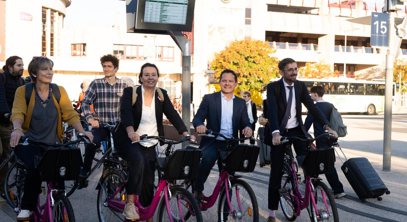 La journée a débuté sportivement par un trajet collectif à vélo depuis la gare de Dijon, sous l'impulsion de la Boîte à vélos de Chenôve, de Dijon Métropole et de DIVIA - Photo Océane Lavoustet. 